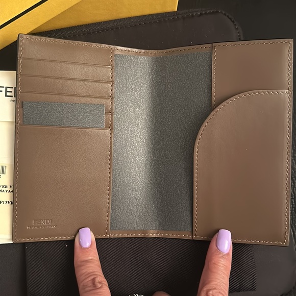 Fendi FF passport cover NIB - Picture 5 of 7